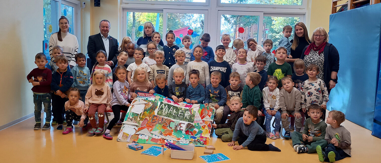 Auf einem kreativen Riesenposter verarbeiteten die „Bergzwergerl“ ihre Eindrücke im Rahmen des Kita-Wettbewerbs. 